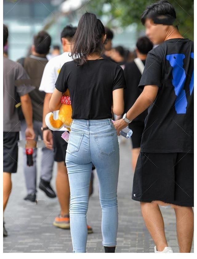 装扮 魅力动人的瑜伽裤装扮很有时尚感，轻盈舒适又优雅，简单大气