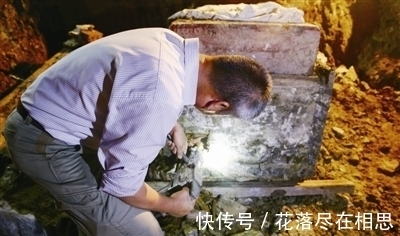 考古队@村民挖出一具800年水棺,开棺后却吓退考古队,专家大喊:有水银