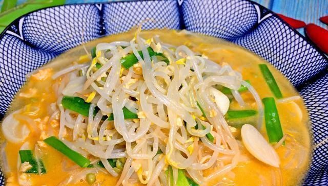 豆芽别再炒着吃加上它一起煮汤,汤汁金灿灿的,清爽口感真美味