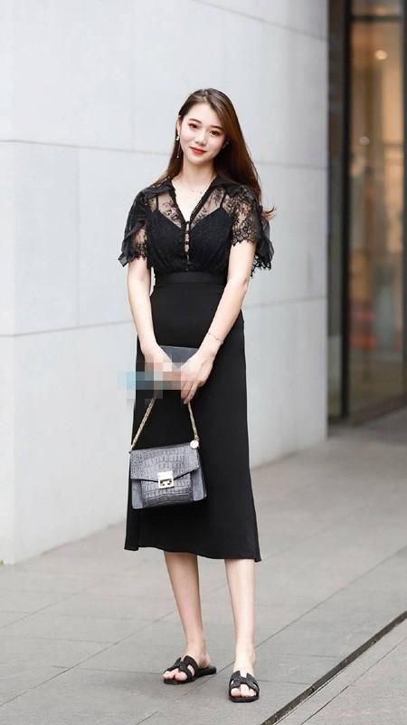 简约裙子装扮出自然的美感，完美体现窈窕淑女的婉致倩影