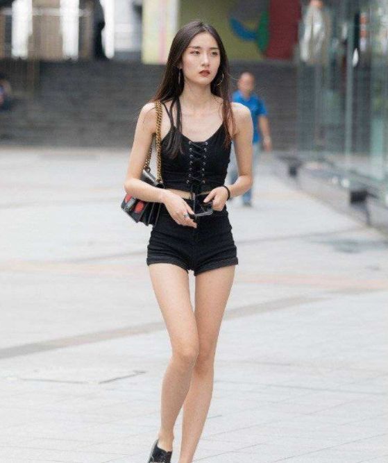 蕾丝|身材极好的小姐姐,身穿短款套装,展示出纤细美腿