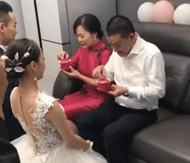 "最美丈母娘"走红,风韵迷人艳压新娘,网友:这颜值不输明星