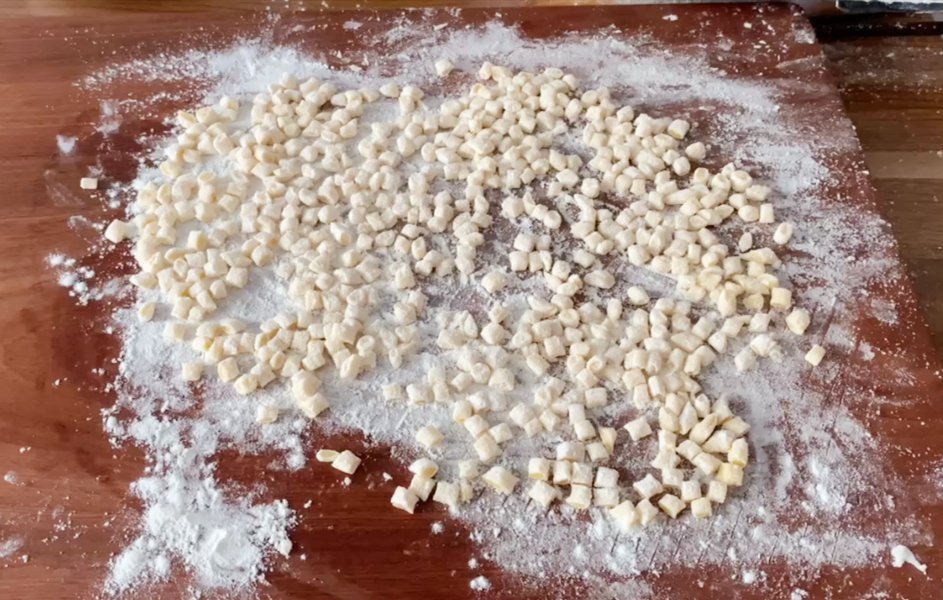 筷子|做疙瘩汤时，别用筷子搅了，学会1个技巧，个个圆溜溜，太好喝了