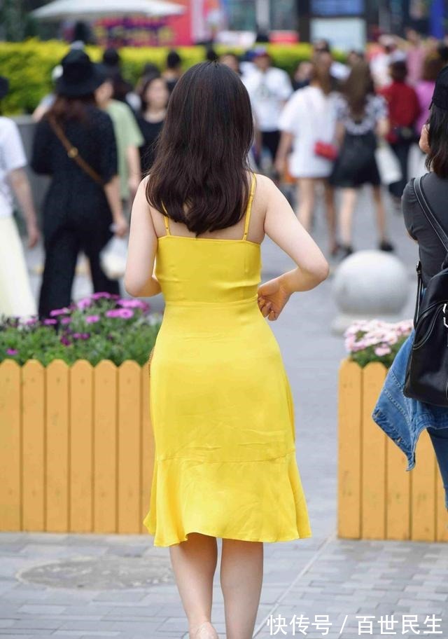 短裙 简单搭配的短裙上身特别洋气，充满时尚浪漫的气息，气质复古！