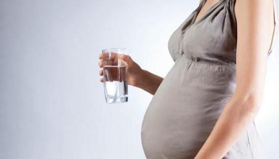 孕妈|孕期喝水有讲究，掌握好方法才能正确补水，准妈妈别嫌麻烦
