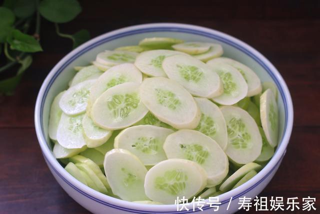 夏天把黄瓜冷冻起来，留到冬天炒肉吃，特别香，我每年都做