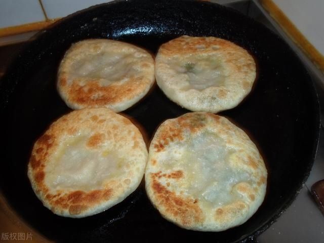 做韭菜馅饼,和面时多加1味,烙出的馅饼皮薄馅大,凉了也不硬