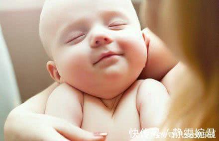 护士|护士给刚出生的男宝宝洗澡,小家伙的动作,把妈妈乐坏了