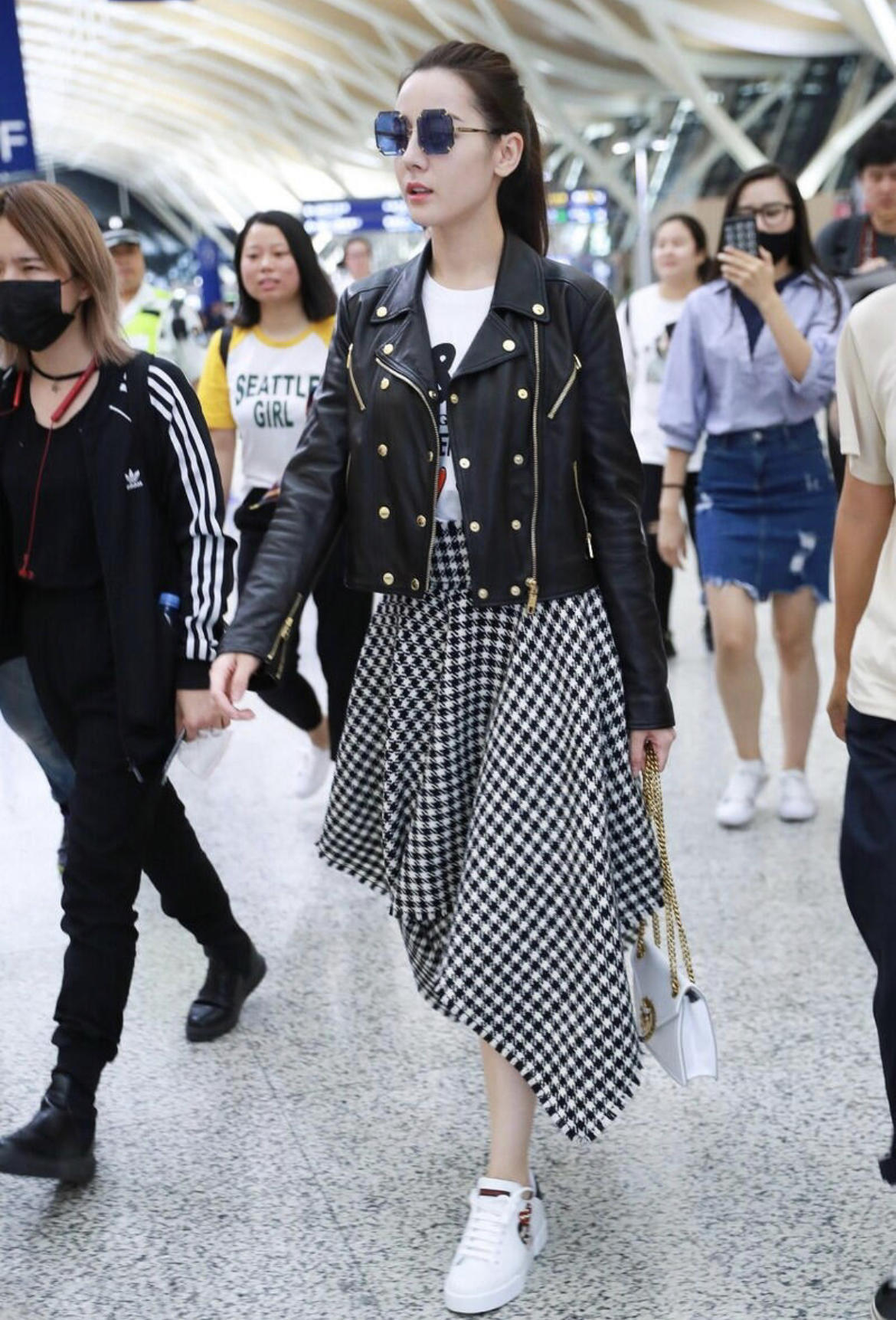 包臀裙|马蓉的夏季机场造型还挺潮流!针织衫搭配格纹半身裙,简约洋气