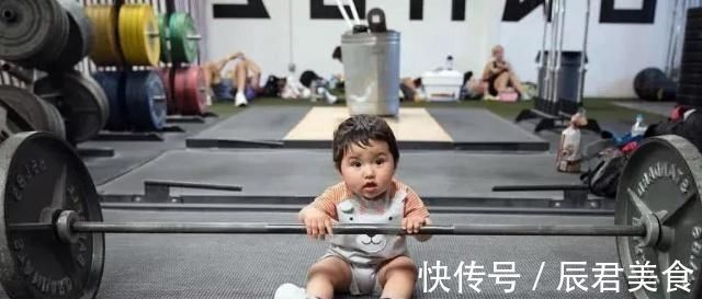 健身房|父母痴迷健身,孩子一岁腹肌线条明显,这怕是成年人都比不了吧