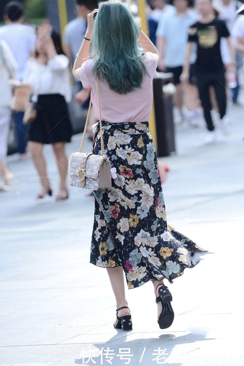 街拍：相当有气质的北方美女, 虽然有点小肚子, 这样另类的女孩子你咋看