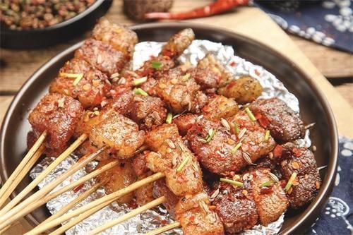 烧烤|蓟州九渔家盛世餐饮铁锅炖，炖水库鱼远近闻名，小烧烤还更胜一筹