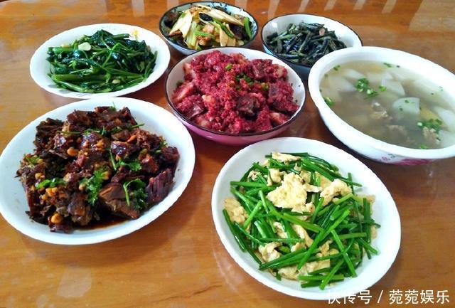 妈妈在我家吃午餐,简单家常,她说家人在一起吃饭就好