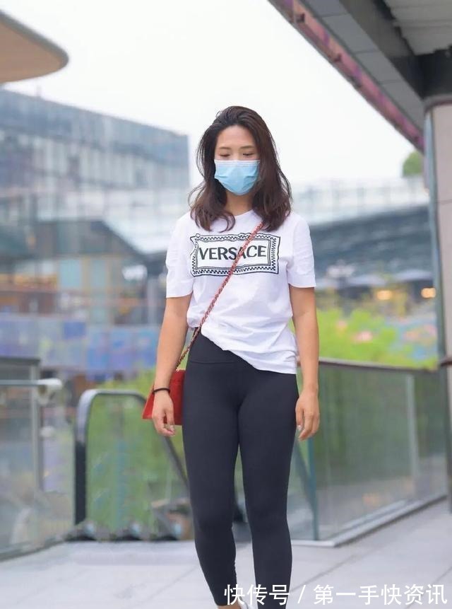 身材比例 富有活力的打底裤穿搭显得时尚有风格,轻盈舒适又好看,清爽时髦!