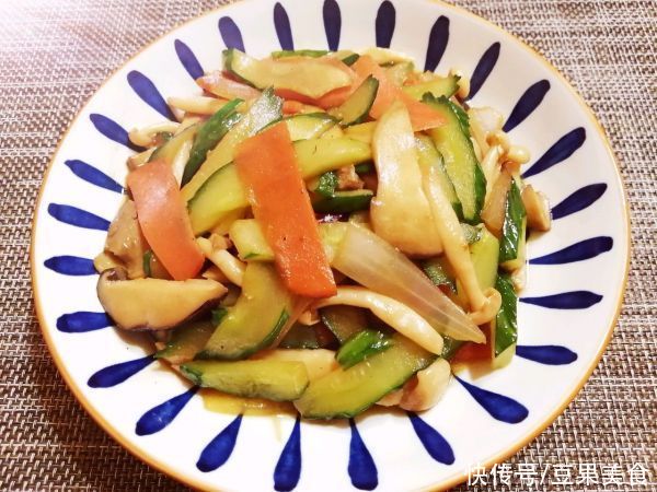 巨下饭|#巨下饭的家常菜#黄瓜炒菌菇