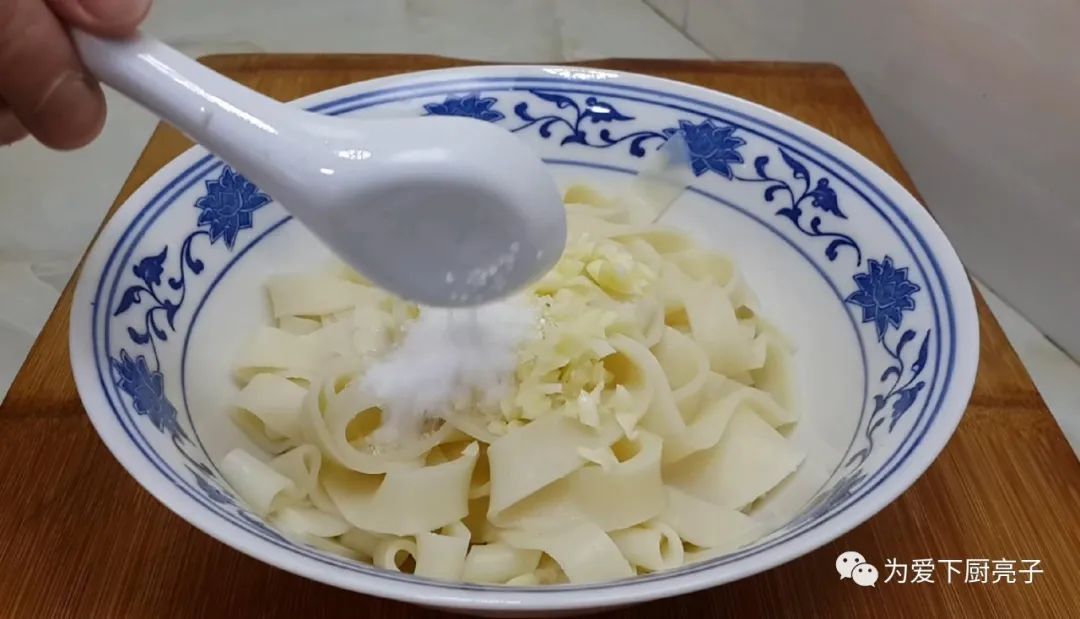 凉皮又出新吃法，不洗面不刷油，张张劲道不糟烂，学会都能开店了