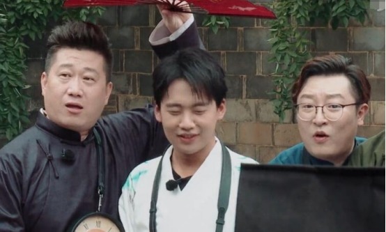 舒服|综艺《德云斗笑社》,饼哥扛着旗追老秦那段,综艺效果拉满