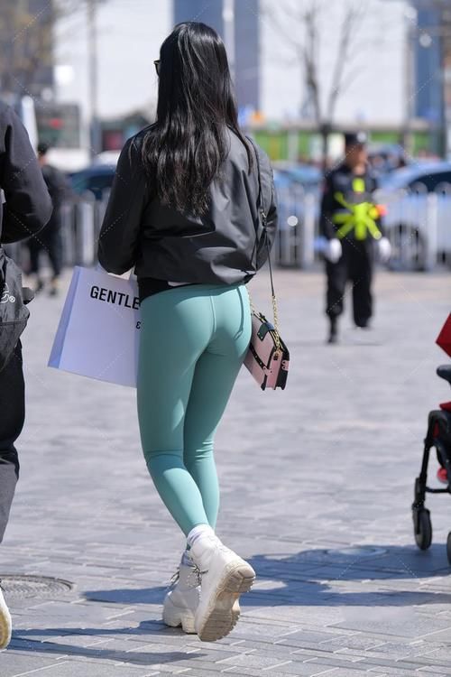 白靴 美女身穿瑜伽裤配白靴,气质超群,修身版型显好身材!