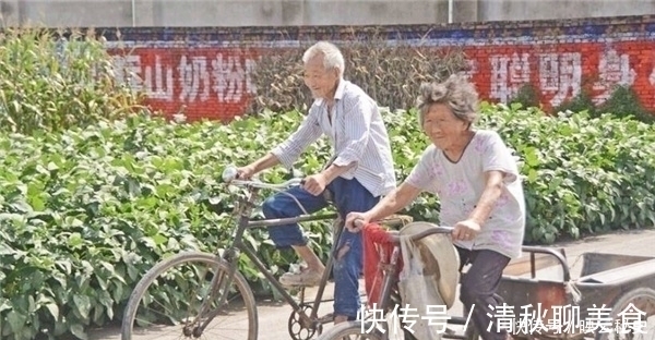 古石碑$老農在自家菜園發現“古石碑”,專家研究后,問:敢問祖上何人?