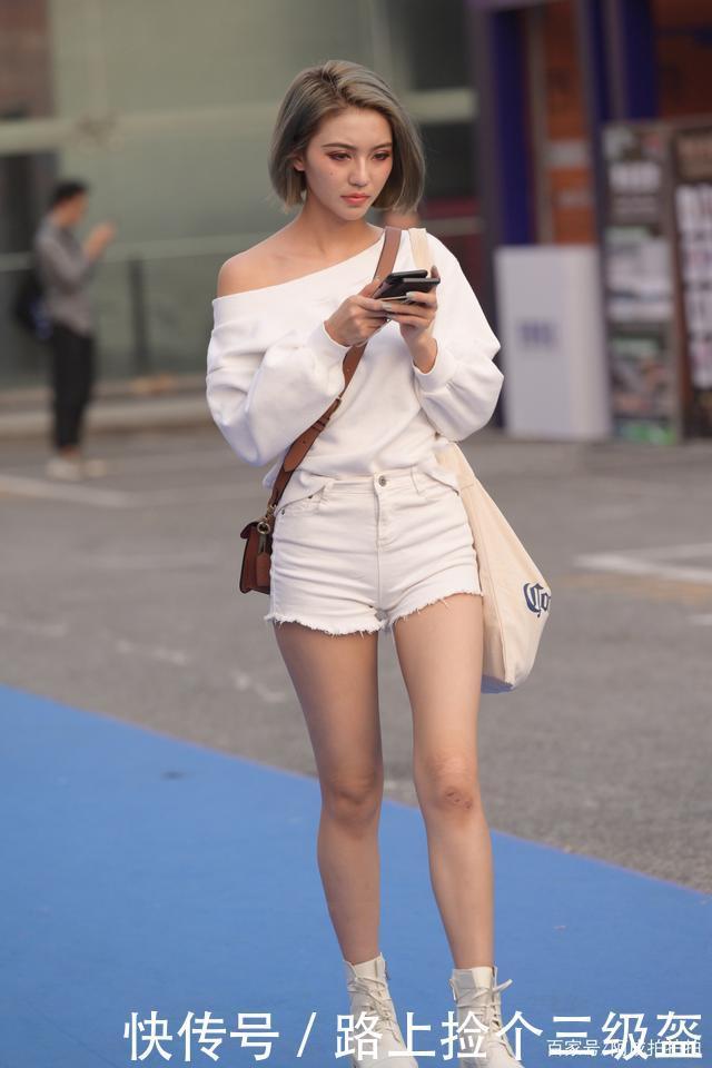 白色卫衣搭配白色裤子,同色系穿搭活力满满