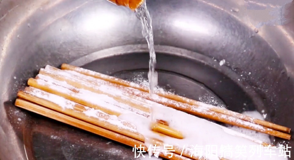 家中的筷子,用水煮已经过时了!大厨教你这样做,干净快速又卫生