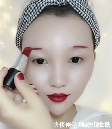 口红 小姐姐一支口红挑战10秒化妆,当看到成品后,网友:口红是神器