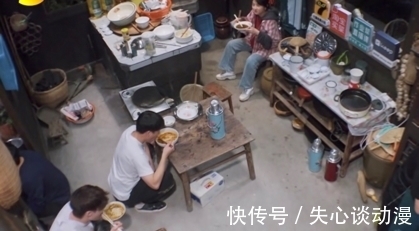 张子枫|蘑菇屋嘉宾吃饭太拥挤，张子枫下意识的高级素养，是装不出来的