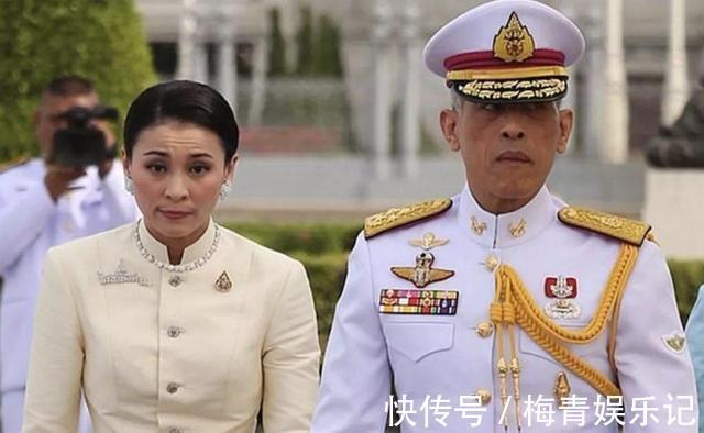 玛哈#同是签文件:苏提达跪地签,诗妮娜躲角落签,泰王却为西拉米铺纸