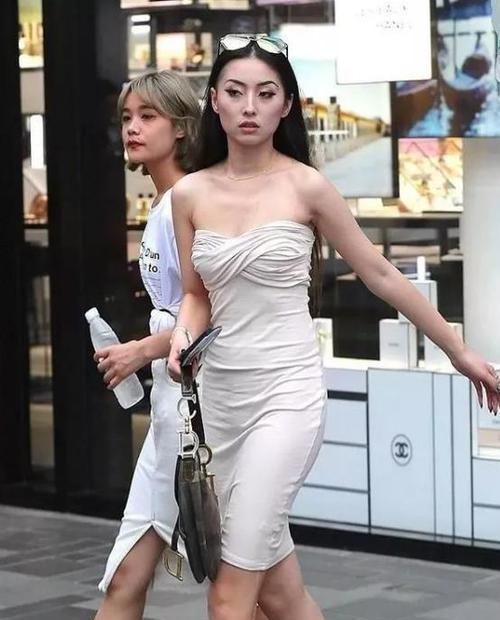 街拍明眸善睐的小姐姐,一件白色上衣配蓝色休闲裤,时尚气质范