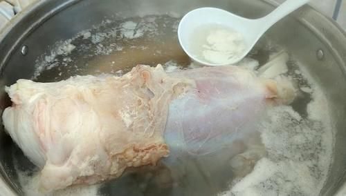 这才是酱牛肉的正确做法,牛肉紧实入味,酱香十足,怎么切都不散