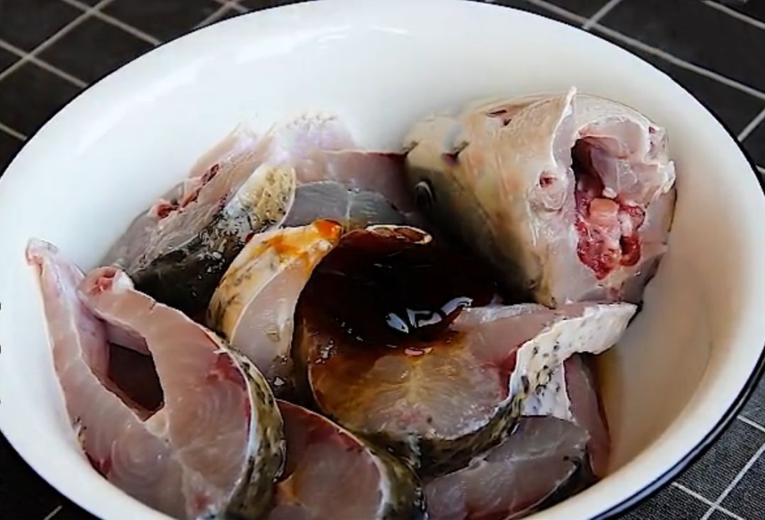 大厨教你草鱼的家常做法，不加一滴水，比饭店卖的都香！