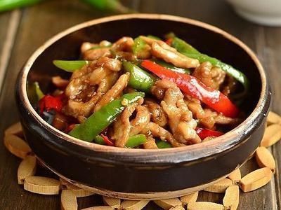 炒青椒肉丝前做好这一步,肉丝嫩滑入味不粘锅,炒出来更好吃