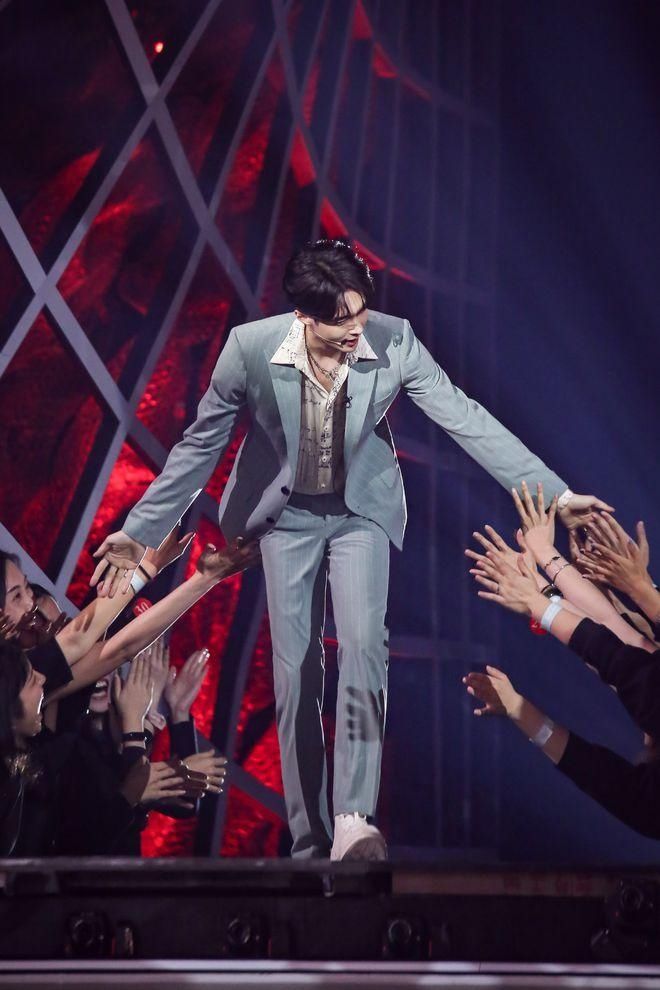  麻辣|张艺兴《舞蹈风暴》标准严格被称“麻辣鉴证官”