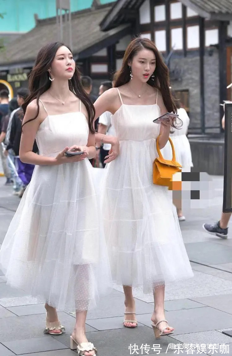 小姐姐 闺蜜装穿出一对姐妹花,白色薄纱连衣裙搭配高跟鞋,回头率极高
