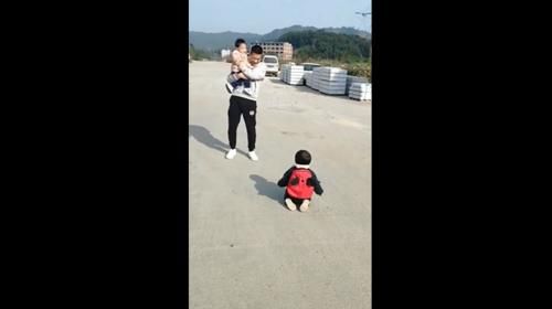 爸爸抱妹妹不抱自己,委屈的跪下了