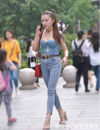 玄色 美女脚上踩着一双尖头的高跟鞋，气质中带着魅力的气息