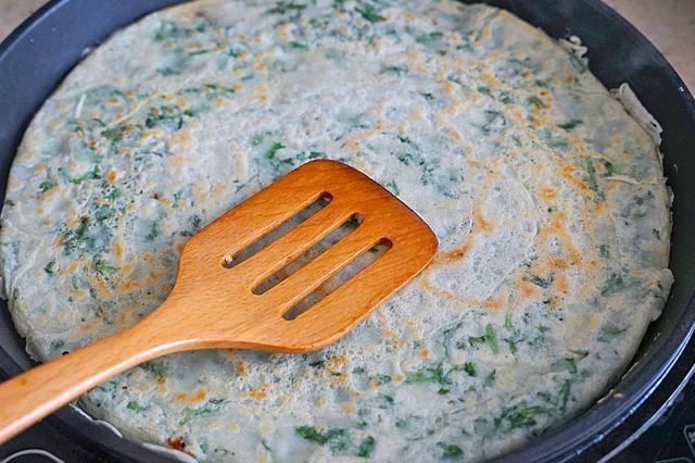 入秋后,多给家人用这菜做早餐饼,味道清香又营养,10分钟全搞定