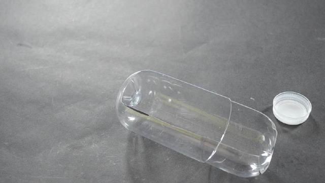 塑料瓶别再扔了,改造一下,粘在厨房里有大用处,省钱又实用