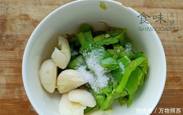 上桌|蒸茄子,直接上锅蒸不对教你一招,茄子鲜嫩不发黑,上桌就光盘