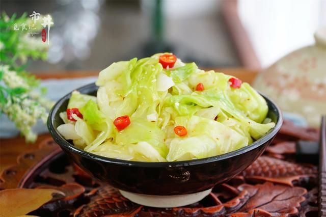 包菜|大热天，不拍黄瓜不腌萝卜，这菜凉拌吃贼香，清脆爽口，省事好吃