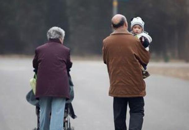 老人家|“保暖爷爷”带娃走红,孩子全身被裹得像企鹅,网友:还能走路?