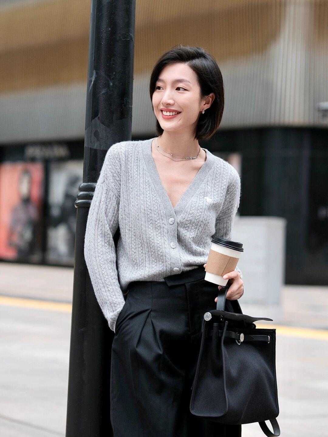 小姐姐 今年秋天流行穿“针织衫”，搭配黑色西装裤洒脱时髦，优雅大方