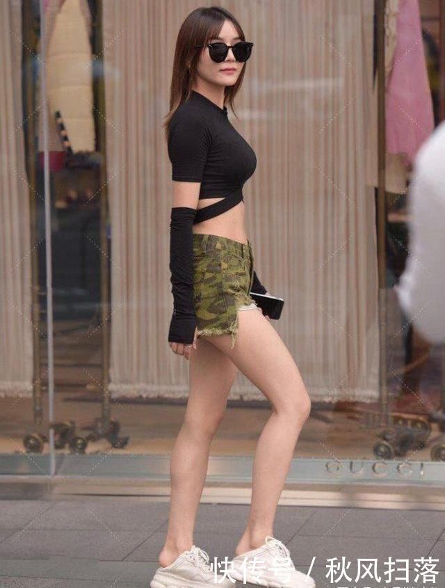 小姐姐穿迷彩热裤秀出小蛮腰,彰显狂野时尚范儿