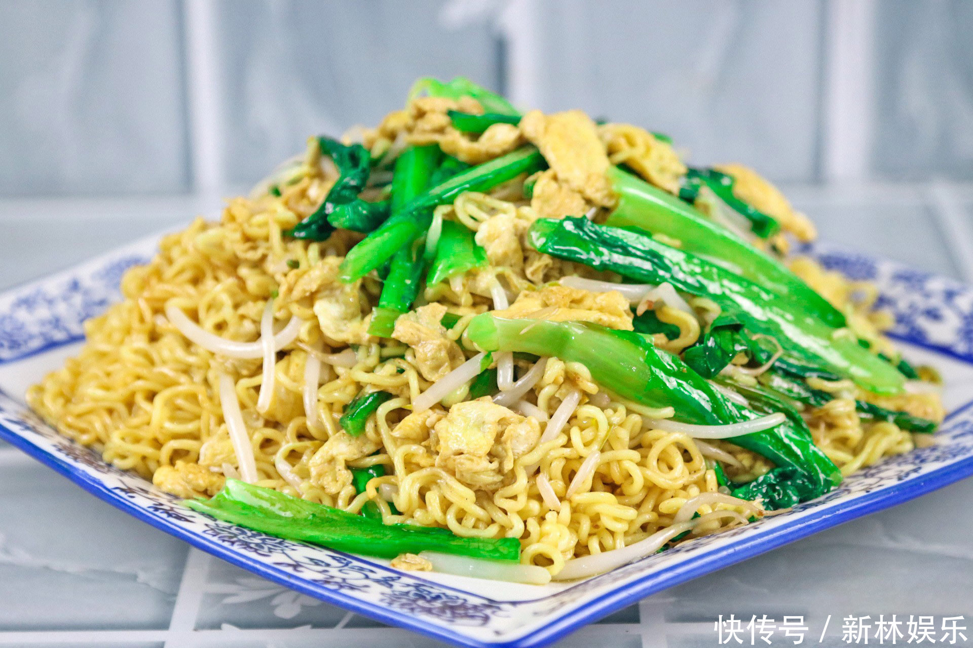 街上卖5元1份的爆炒方便面,大厨教你在家做,连吃一周都不腻