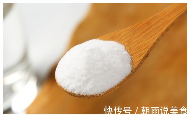 蒸包子除了放酵母粉以外，再多放入1样食材，包子暄软有弹力，香