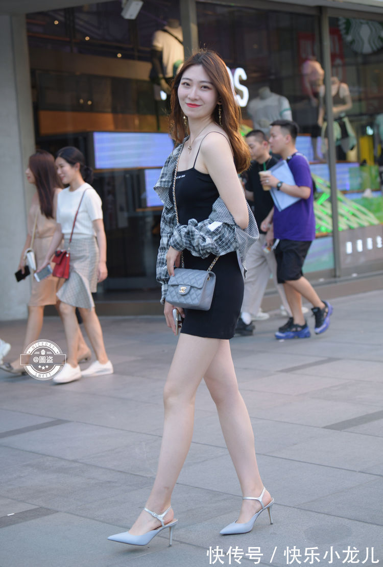 小姐姐 女生穿出漂亮的美,这种美充满了个性的主张,洋溢出年轻的活力