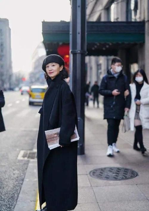 女人过了55岁，就要少穿小黑裤，学三木妈妈这样穿，特高级