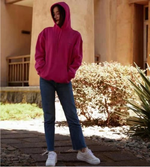 把脊梁骨直起来。新疆棉之后，又有明星公然晒耐克鞋，耐克T恤？