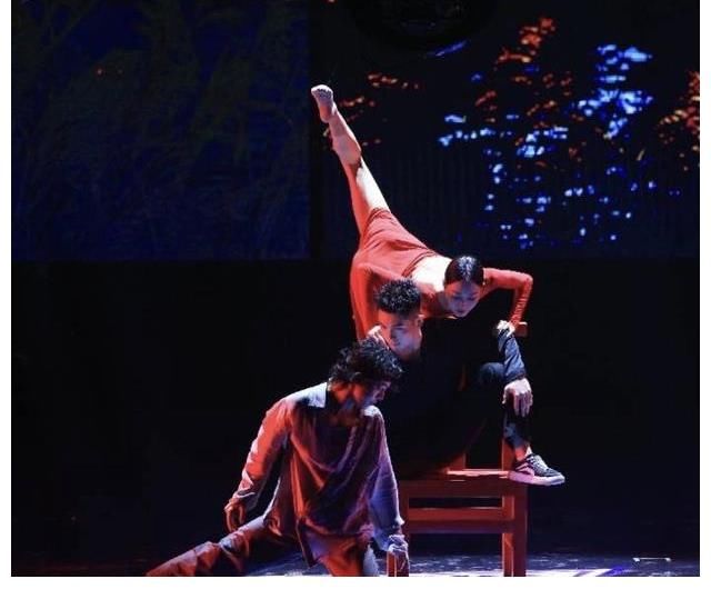 《霸王別姬》燃炸《街舞》舞臺(tái)，張藝興直呼很喜歡這個(gè)作品