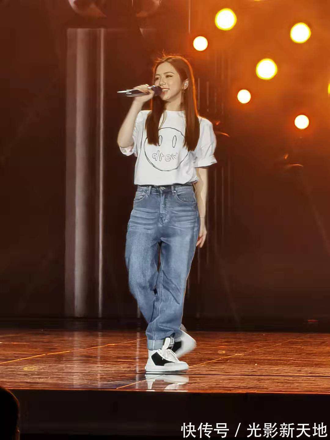 大湾区音乐会彩排现场曝光:素颜王菲显老,周深反复排练